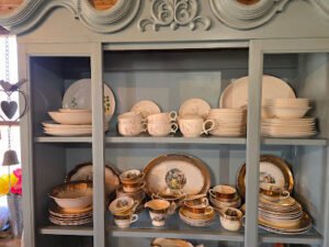 Espuzy’s Treasure’s & Antique’s