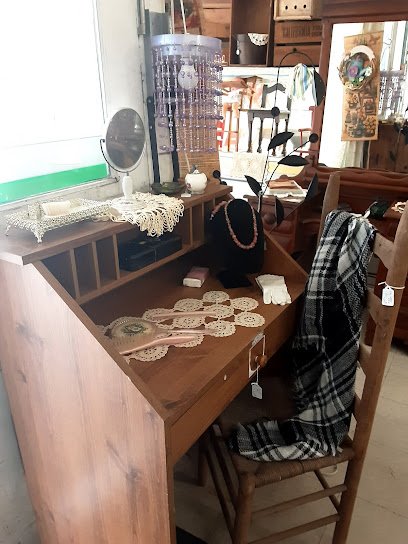 Antique shops in Montezuma