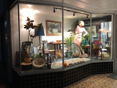 Antique shops in Paola